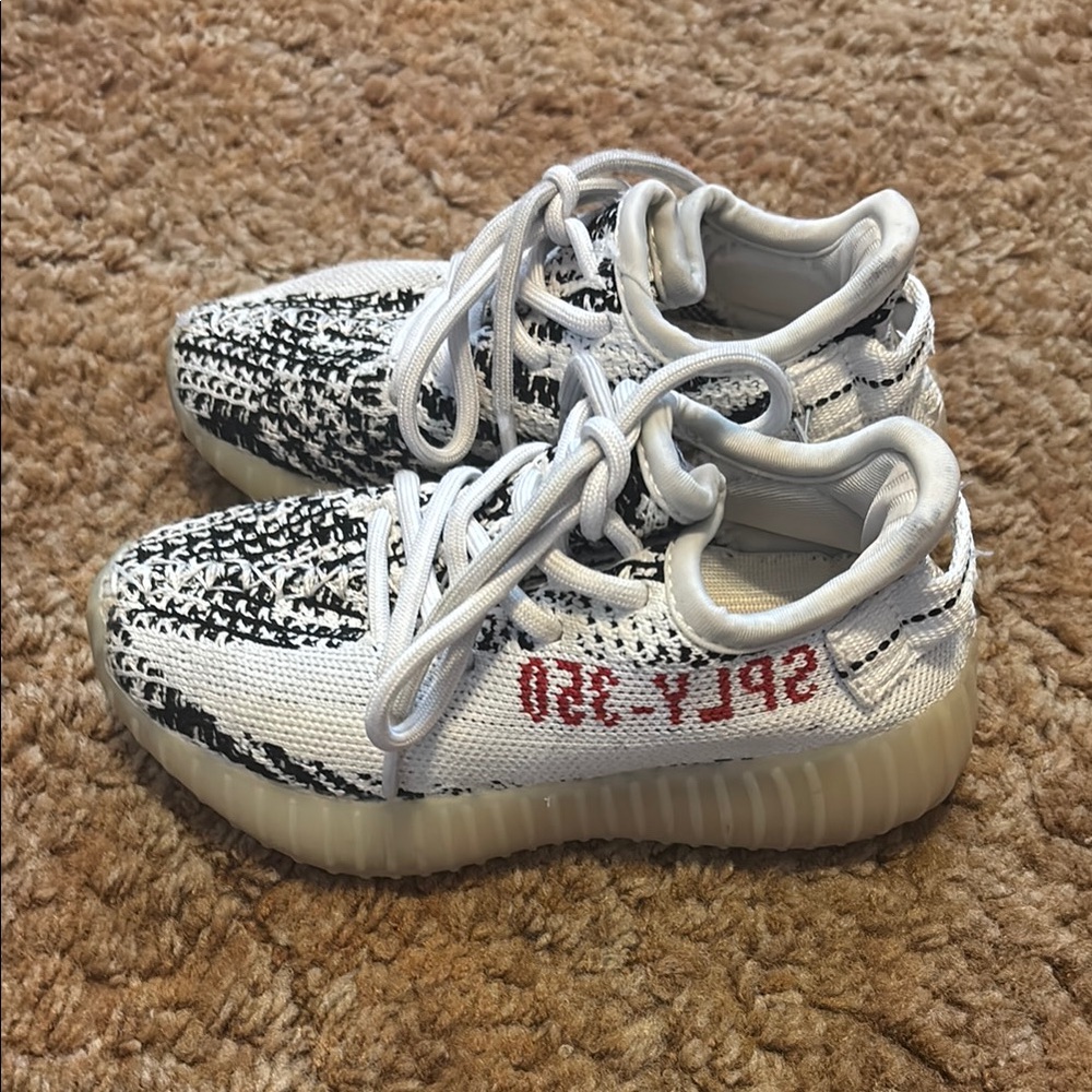 EUC Yeezy toddler coed size 11